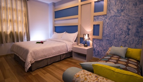 Suite (Boss Suite - 1 Queen Bed & 1 Sofa)
