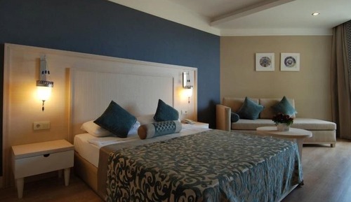 Habitación estándar con 1 cama doble o 2 individuales, vistas parciales al mar