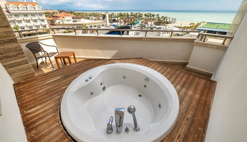 Suite junior, vistas parciales al mar