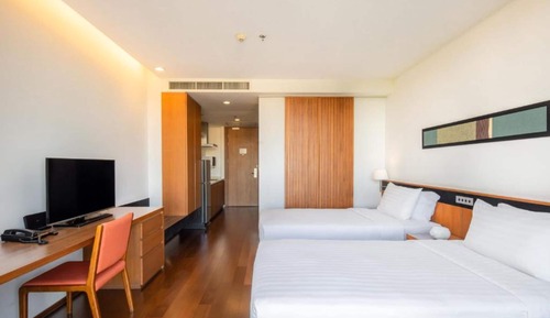 Deluxe with Bathtub