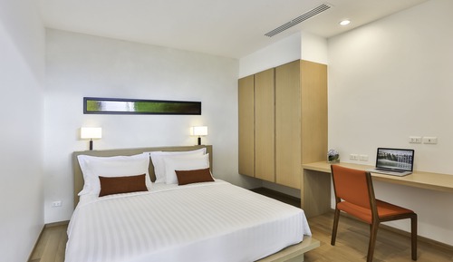 Two Bedroom Penthouse with Bathtub