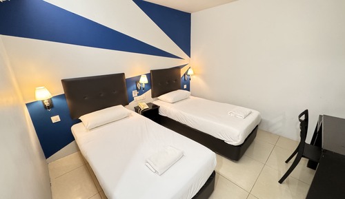Habitación superior con 2 camas individuales, 2 camas individuales, sin ventanas
