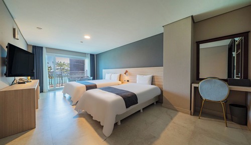 Habitación triple familiar, vistas parciales al mar