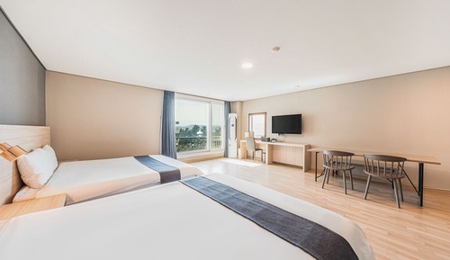 Habitación cuádruple familiar, vistas parciales al lago