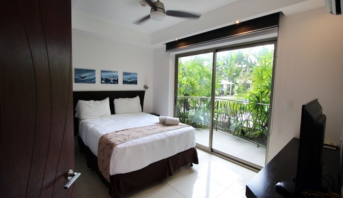 1BR GARDEN SUITE W/Kitchen, Living room, 2 terraces