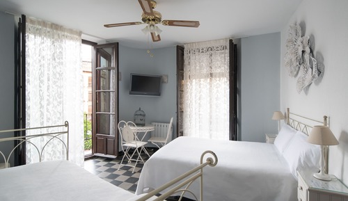 Habitación triple, baño privado (outdoor balcony to Plaza Nueva)