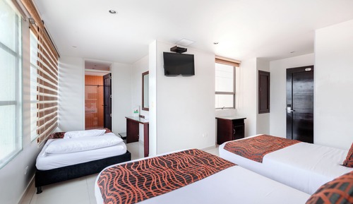 Habitación triple estándar, 2 camas dobles
