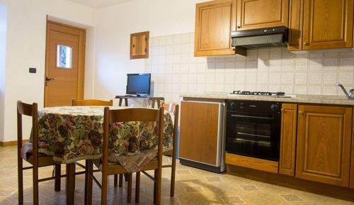 Apartamento básico, 2 habitaciones, balcón, vistas a la montaña