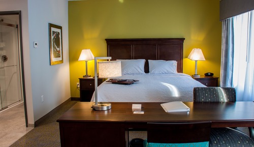 Estudio, 1 cama de matrimonio grande, frigorífico y microondas (Wet bar)