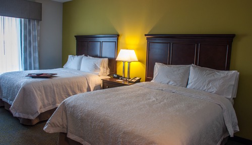 Habitación, 2 camas de matrimonio, frigorífico y microondas