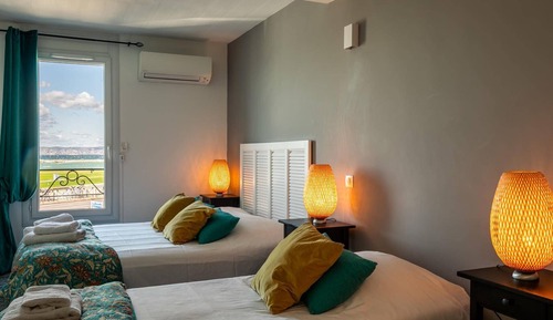 Habitación triple, vistas al mar