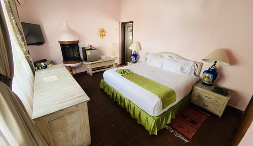 Habitación Tulipanes con cama King y vista al Volcán