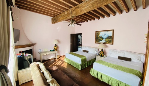 Suite Girasoles con 2 Camas Matrimoniales y vista a la Catedral
