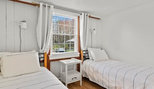 Two Bedroom Suite, 1 Queen bed- two twins or king w/ kitchen,Non-smoking, pets allowed w/ fee