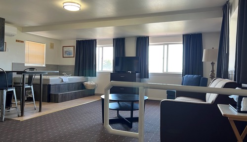 King Suite with Spa Bath- No Pets Allowed