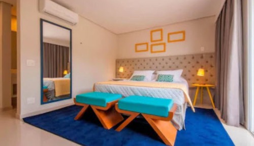 Habitación superior, varias camas, vistas parciales al mar