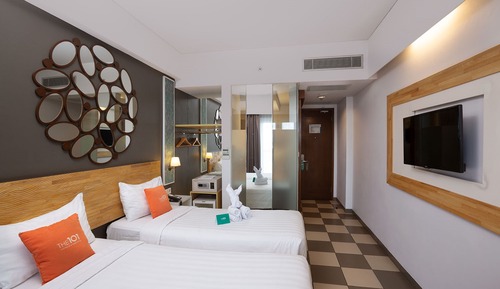 Habitación superior con 1 cama doble o 2 individuales, balcón, vistas a la ciudad