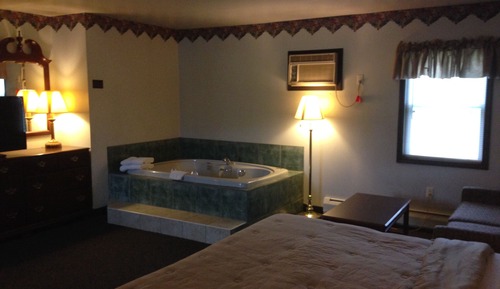 Habitación, 1 cama de matrimonio grande con sofá cama, bañera de hidromasaje (Jacuzzi Room  )