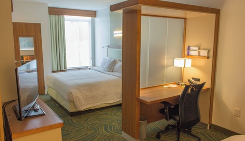 Suite, 1 cama de matrimonio grande con sofá cama (Mobility/Hearing Access, Roll-In Shwr)