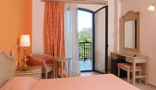 Habitación con 1 cama doble o 2 individuales, vistas parciales al mar