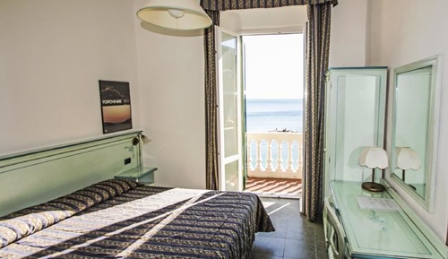 Habitación triple, vistas al mar