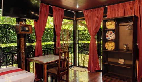 Deluxe Treehouse