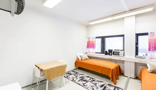 Habitación con 2 camas individuales, baño compartido