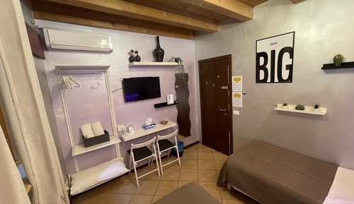 Habitación básica con 2 camas individuales, baño compartido