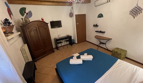 Habitación básica con 1 cama doble o 2 individuales, baño compartido