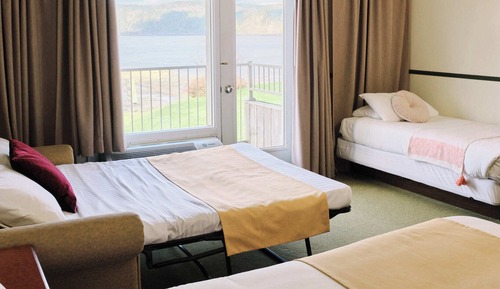 Habitación superior, varias camas, vistas al río