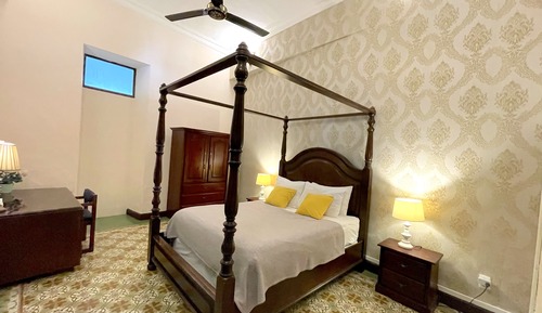 Habitación superior con 1 cama doble o 2 individuales, no fumadores, baño privado