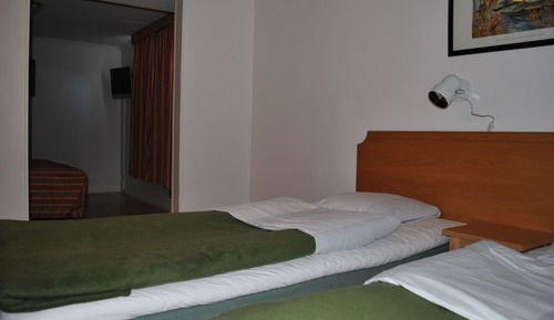Habitación cuádruple, varias camas