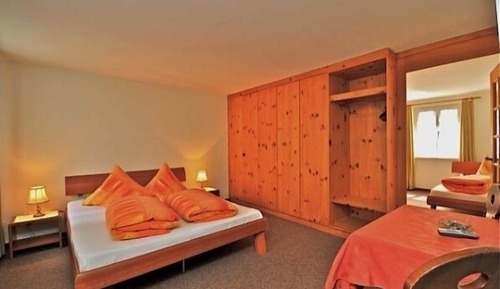 Habitación, varias camas