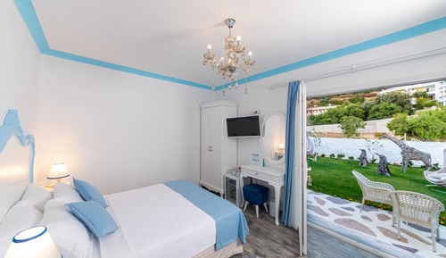 Habitación triple exclusiva, varias camas, terraza, vistas al jardín