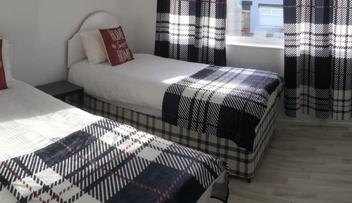Habitación básica con 2 camas individuales