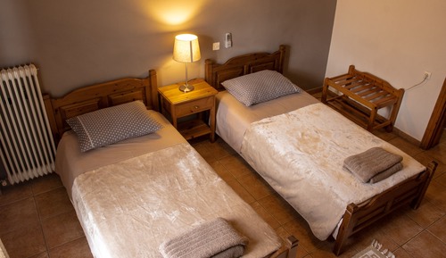 Habitación básica con 2 camas individuales, 1 habitación, balcón