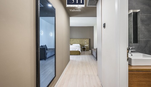 Signature Quadruple Room, 1 Bedroom, Balcony, Partial Sea View