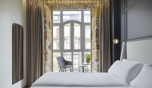 Habitación superior con 1 cama doble o 2 individuales, vistas a la ciudad