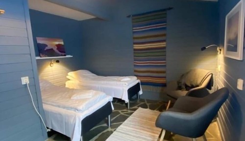Habitación básica con 2 camas individuales, baño compartido