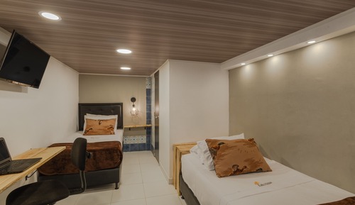 Habitación básica con 2 camas individuales