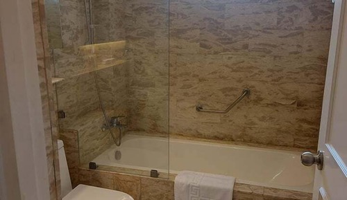 Habitación cuádruple superior, 2 camas dobles, bañera, vistas al jardín