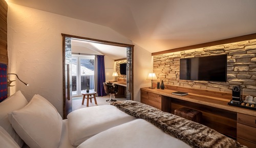 Suite for 2+2