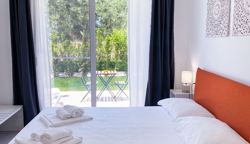 Habitación clásica doble, 1 cama de matrimonio grande, acceso a la piscina, vistas al jardín