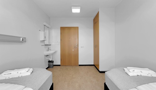 Habitación básica con 1 cama doble o 2 individuales