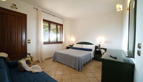 Habitación básica con 1 cama doble o 2 individuales
