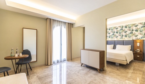 Suite básica, 1 cama de matrimonio grande con sofá cama, balcón, vistas parciales al mar