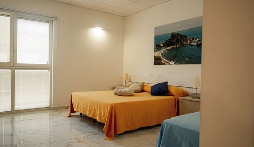 Habitación básica con 1 cama doble o 2 individuales