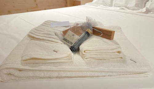 Habitación superior, 1 cama de matrimonio grande, baño privado, planta baja