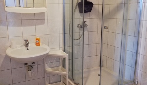 Estudio clásico, baño privado, vistas al patio