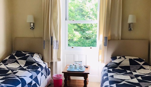 Habitación básica con 1 cama doble o 2 individuales